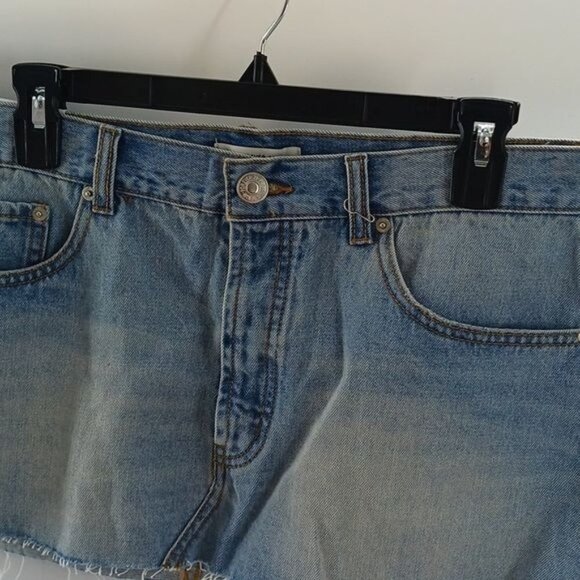 Forever 21 Denim Skirt Mini Cut Off Lightwash Womens Size 28 - Picture 2 of 5